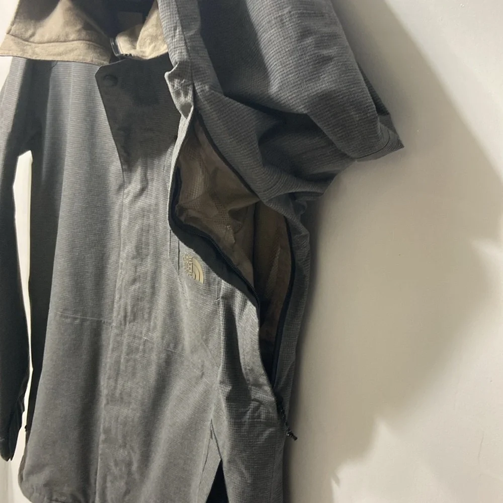 THE NORTH FACE,GREY,MEN/ HOMMES WINDBREAKER, JACKET WITH HOOD. SIZE- MEDIUM.